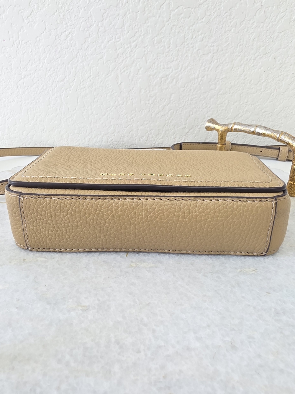 Marc Jacobs Pebbled Tan Leather Crossbody with Gold Logo - Picture 3 of 9